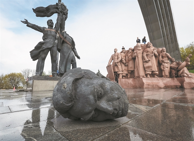 Η Ζαχάροβα στα κεραμίδια