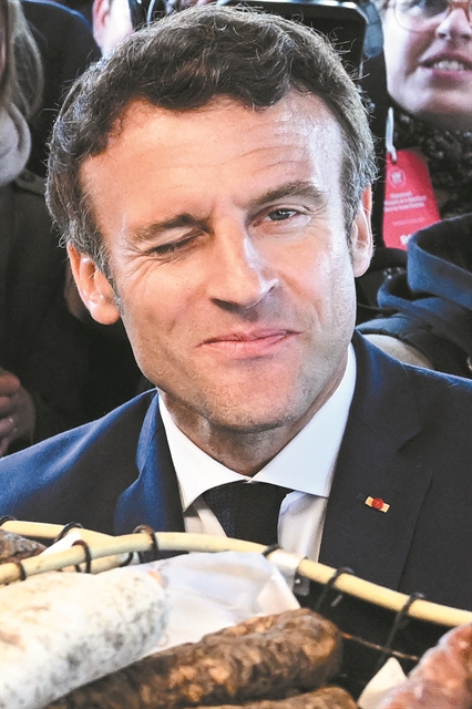 Συμμαχία με άλλους δύο κεντρώους για Μακρόν