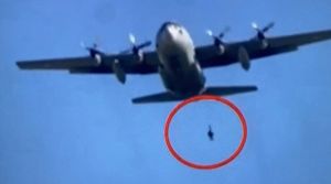 Έλληνας αλεξιπτωτιστής κρεμόταν έξω από C-130