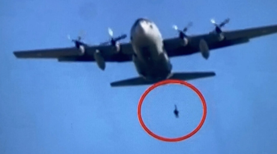 Έλληνας αλεξιπτωτιστής κρεμόταν έξω από C-130