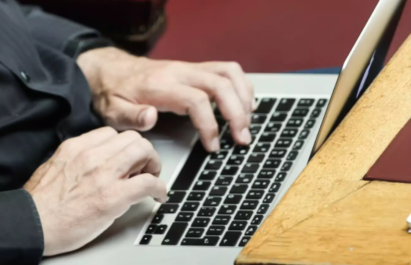 Στη δημοσιότητα οι φωτογραφίες μελών κυκλώματος με ηλεκτρονικές απάτες