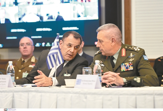 Στενές επαφές εξοπλιστικού τύπου