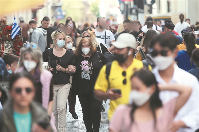 Οι μάσκες φεύγουν, οι απειλές μένουν