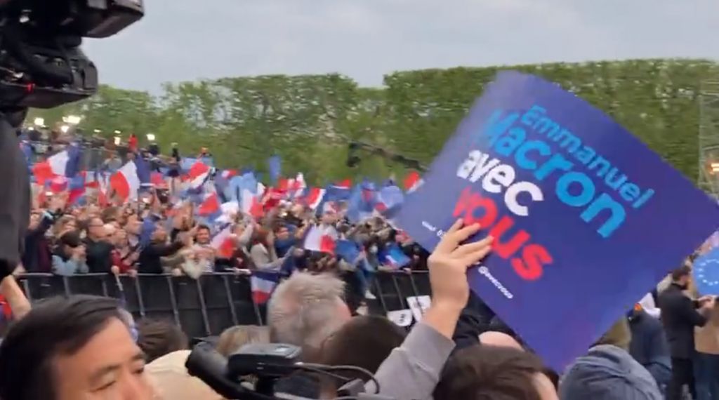 Εκλογές στη Γαλλία: Ενθουσιασμός και πανηγυρισμοί από τους ψηφοφόρους του Μακρόν