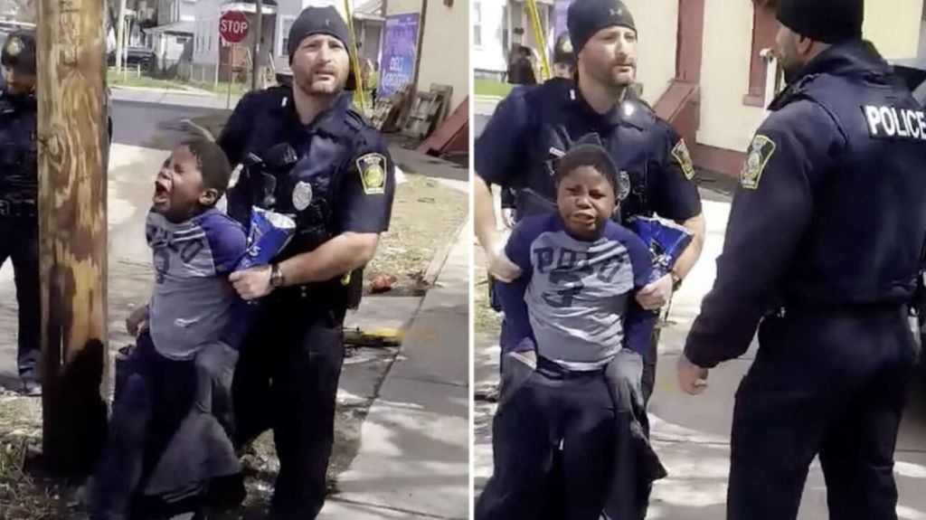 ΗΠΑ: Συνέλαβαν οκτάχρονο μαύρο αγόρι με την κατηγορία ότι έκλεψε ένα σακουλάκι πατατάκια