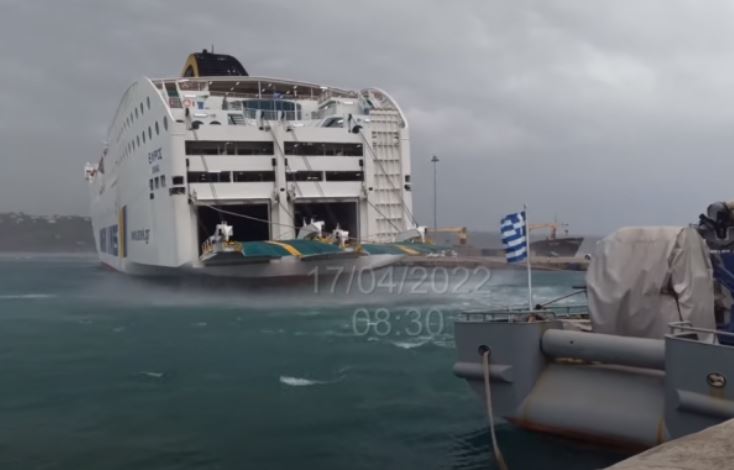 Κρήτη: Εσπασαν οι κάβοι στο πλοίο «Ελυρος» – Μάχη για να δέσει στο λιμάνι της Σούδας