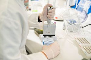 Κοροναϊός: Τι ξέρουμε για τη νέα παραλλαγή «XE» – Που έχει εντοπιστεί