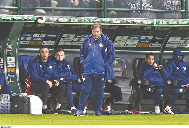 Υποχρεωμένος να κοιτάξει μπροστά