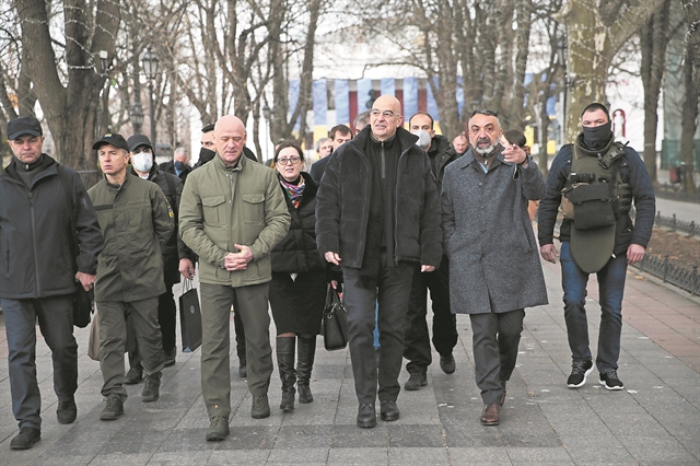 Ανοιξε «ανθρωπιστικός διάδρομος» με την αποστολή Δένδια στην Οδησσό
