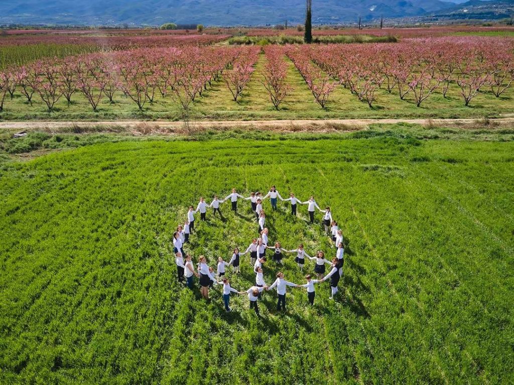 Βέροια: Φωτογράφιση για την ειρήνη στις ανθισμένες ροδακινιές της