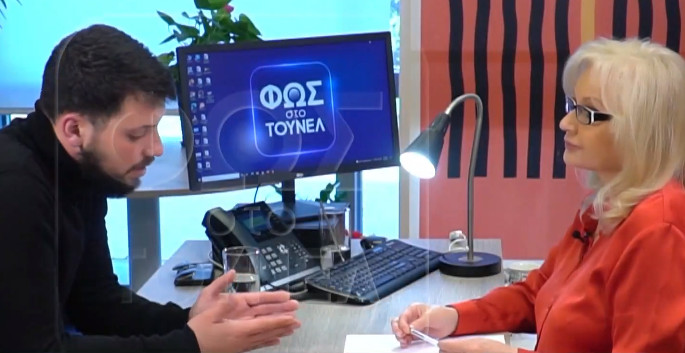 Η γλώσσα του σώματος στη συνέντευξη του Μάνου στην Νικολούλη