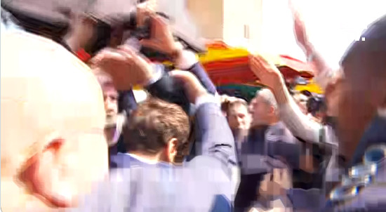 Μακρόν: Του έριξαν ντομάτες κατά τη διάρκεια εμφάνισης σε λαϊκή αγορά