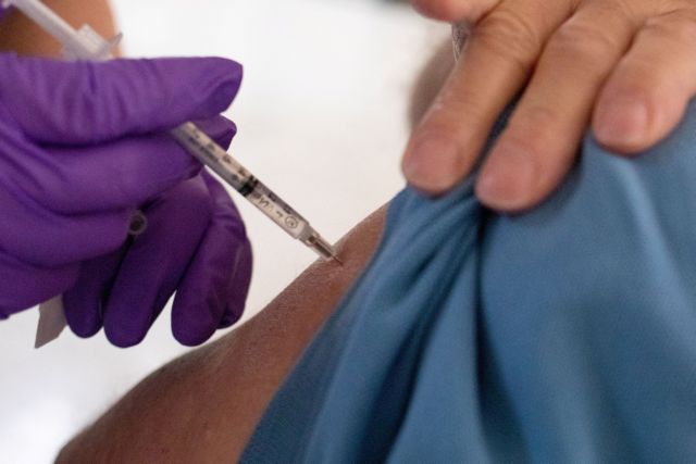 Εμβόλιο κοροναϊού: Αυτή είναι η σπάνια επιπλοκή που εμφανίζεται σε νεαρούς άνδρες
