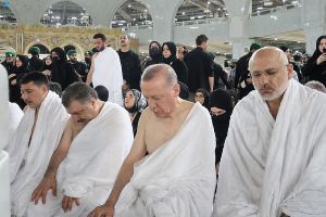 Ερντογάν: Προσευχήθηκε στη Μέκκα – Δρακόντεια τα μέτρα ασφαλείας