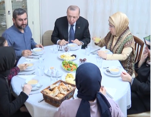 Ερντογάν… το παιδί του λαού: Δείπνησε με φτωχή οικογένεια της Κωνσταντινούπολης
