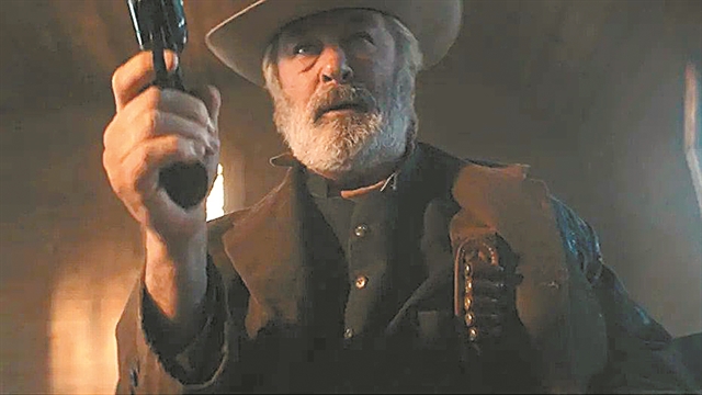 Στη δημοσιότητα εικόνες του Αλεκ Μπόλντουιν με το μοιραίο όπλο από το «Rust»