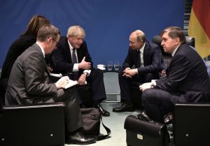 Ουκρανία: Εξαιτίας του «κροκόδειλου» Πούτιν, οι ειρηνευτικές συνομιλίες είναι καταδικασμένες, υποστηρίζει ο Τζόνσον
