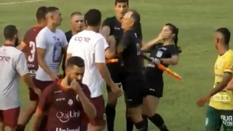 Προπονητής ρίχνει κουτουλιά σε γυναίκα διαιτητή σε αγώνα ποδοσφαίρου