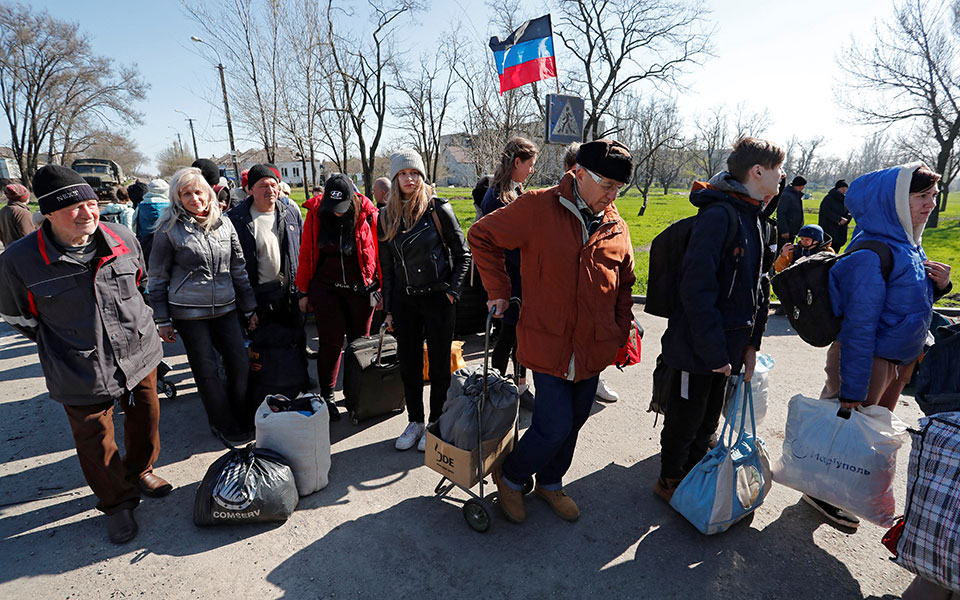 Αναχώρησε ένα κομβόι με αμάχους από τη Μαριούπολη