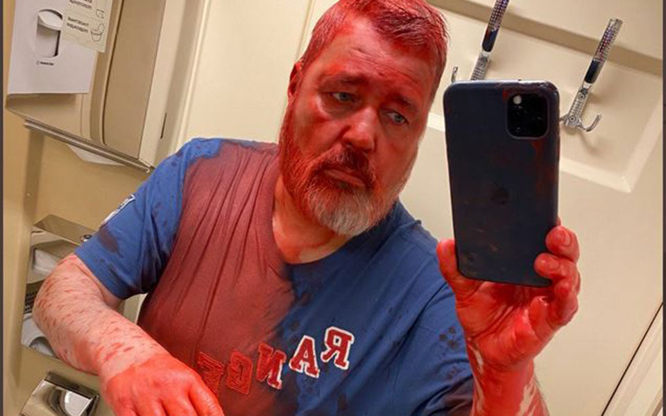 Ρωσία: Επίθεση με κόκκινες μπογιές δέχθηκε ο βραβευμένος με Νόμπελ Ντμίτρι Μουράτοφ