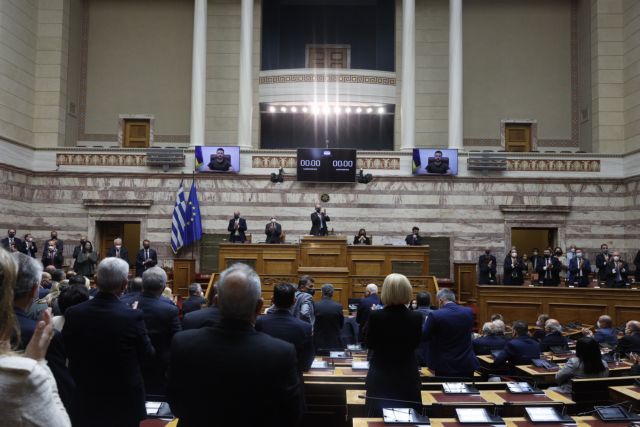 Βουλή: Καταχειροκροτήθηκε ο Ζελένσκι από τους έλληνες πολιτικούς