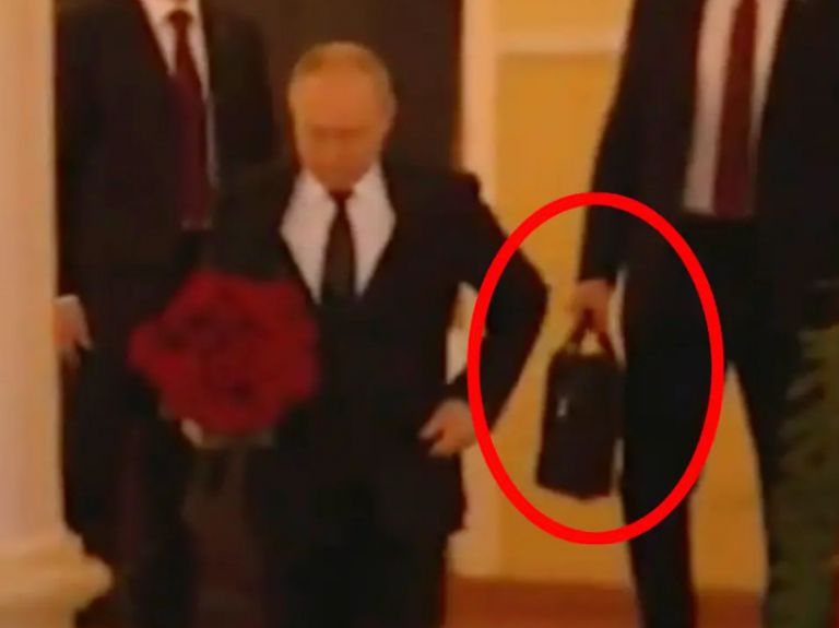 Η φωτογραφία που προκαλεί παγκόσμιο συναγερμό: Εθεάθη ο Πούτιν με το βαλιτσάκι των πυρηνικών; | tanea.gr