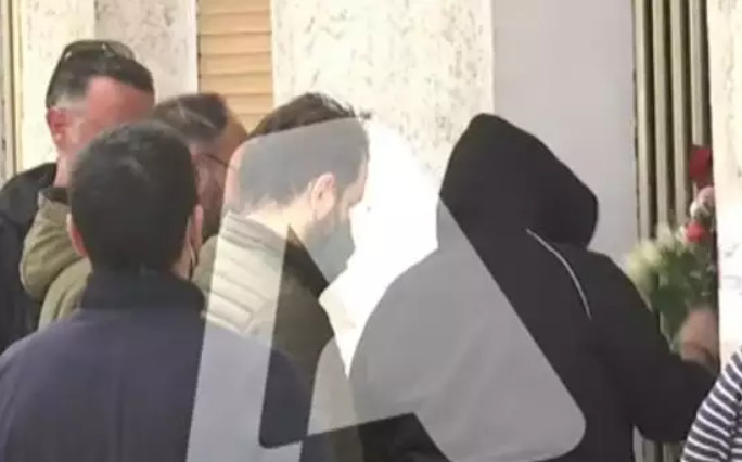 Ρούλα Πισπιρίγκου: Η αδελφή της πετά εκνευρισμένη τα λουλούδια από την είσοδο του σπιτιού