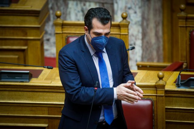 Όσο διαρκεί η πανδημία οι ανεμβολίαστοι υγειονομικοί θα είναι εκτός ΕΣΥ