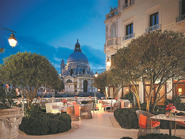 Τι κρύβει η χρυσοκέντητη κουρτίνα;