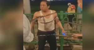 Σαγκάη: Μέχρι με… δαγκάνες απομακρύνουν τους νοσούντες