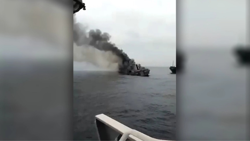 Διεθνή ΜΜΕ επιβεβαιώνουν ότι το πλοίο που καίγεται στις φωτογραφίες είναι το Moskva