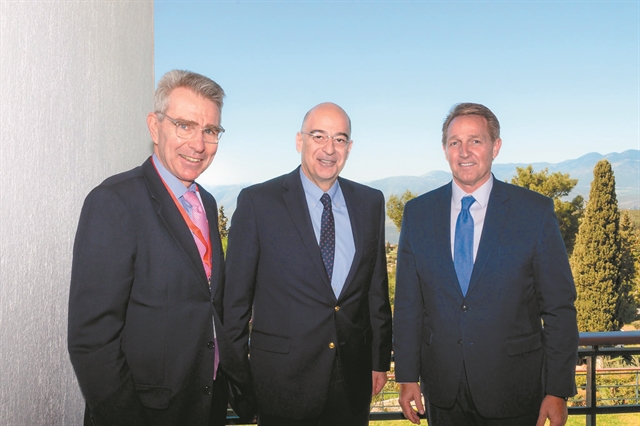 Υπέρ της «γέφυρας» που κρατά την Τουρκία στη Δύση