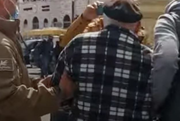 Εγκλημα στην Τήνο: Συγκλονίζει η μητέρα του αγιογράφου – Εχασε σύζυγο και δύο παιδιά μέσα σε δύο χρόνια