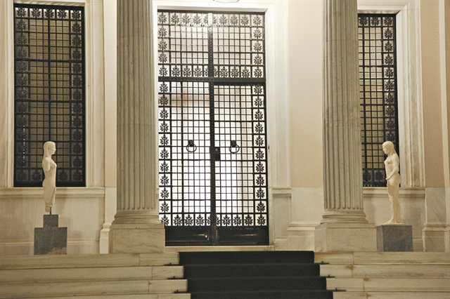 Τα φαντάσματα της νέας εποχής απειλούν το Μαξίμου