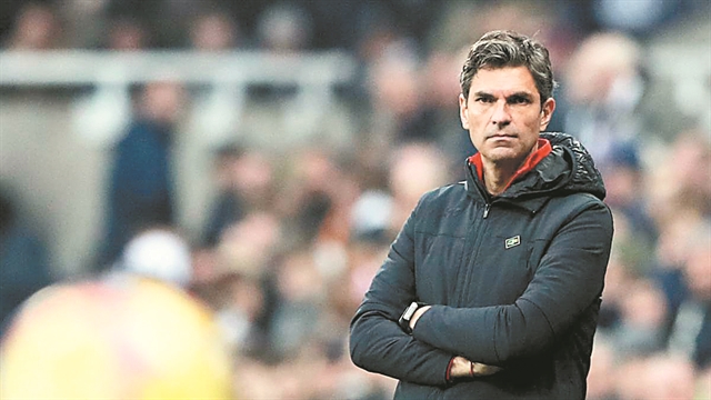 Μιλάει με Πελεγκρίνο, κοιτάζει και αλλού