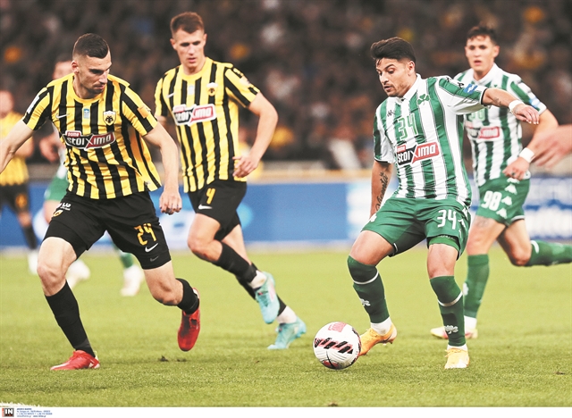 Κρατάει στα χέρια του το εισιτήριο