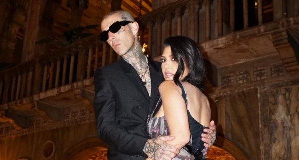 Σούπερ σέξι νύφη η Kόρτνεϊ Καρντάσιαν – Πρώτες φωτογραφίες από τον χλιδάτο γάμο με τον Τράβις Μπάρκερ