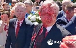 Βαρσοβία: Επίθεση στον Ρώσο πρέσβη όταν πήγε να καταθέσει στεφάνι στη μνήμη στρατιωτών