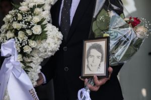 Πλήθος κόσμου για το τελευταίο χειροκρότημα στον Δάκη