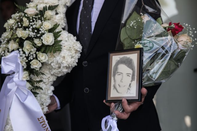 Πλήθος κόσμου για το τελευταίο χειροκρότημα στον Δάκη