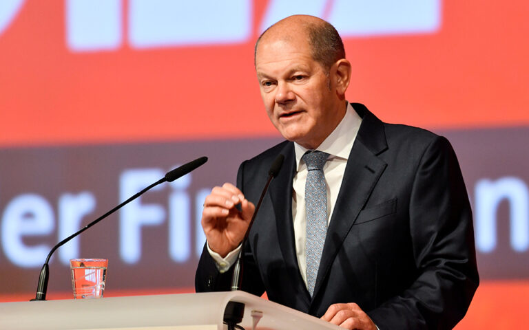 Σολτς: Ανησυχεί για κλιμάκωση του πολέμου – «Ο Πούτιν θέλει να υποτάξει την Ουκρανία»