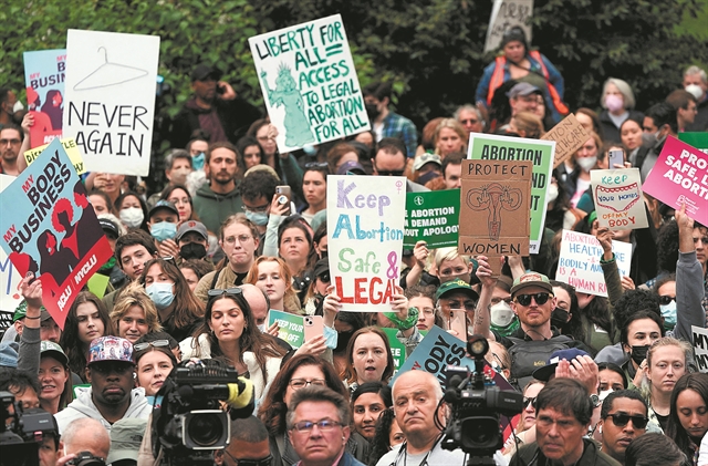 «Κάτω τα χέρια από τα κορμιά μας»