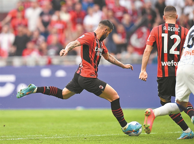 Αγκαλιά με τον τίτλο η Μίλαν