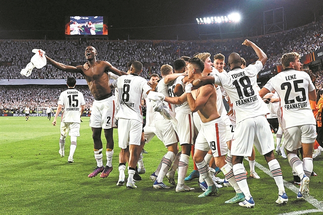 Ψάχνουν προσκλήσεις για τον τελικό…