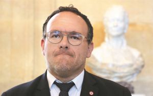 Θύελλα με το «καλημέρα» για τη νέα γαλλική κυβέρνηση