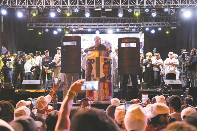 Ενας «επαναστάτης» πουτα βάζει με τους νονούς