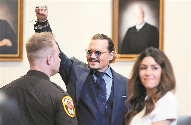 Πώς οι ένορκοι δικαίωσαν τον Τζόνι Ντεπ