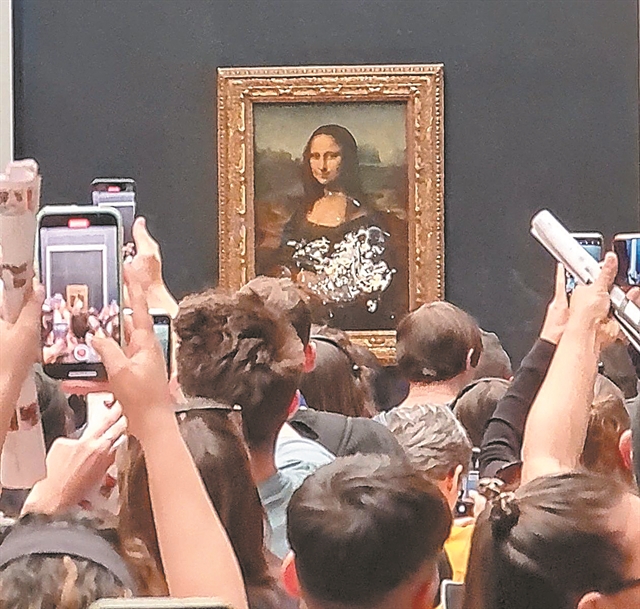 Πώς «σώθηκε» η Μόνα Λίζα από την τούρτα