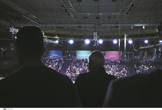 Τόπο στα νιάτα της πολιτικής