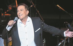 Η σεμνή φωνή μιας ποπ δεκαετίας